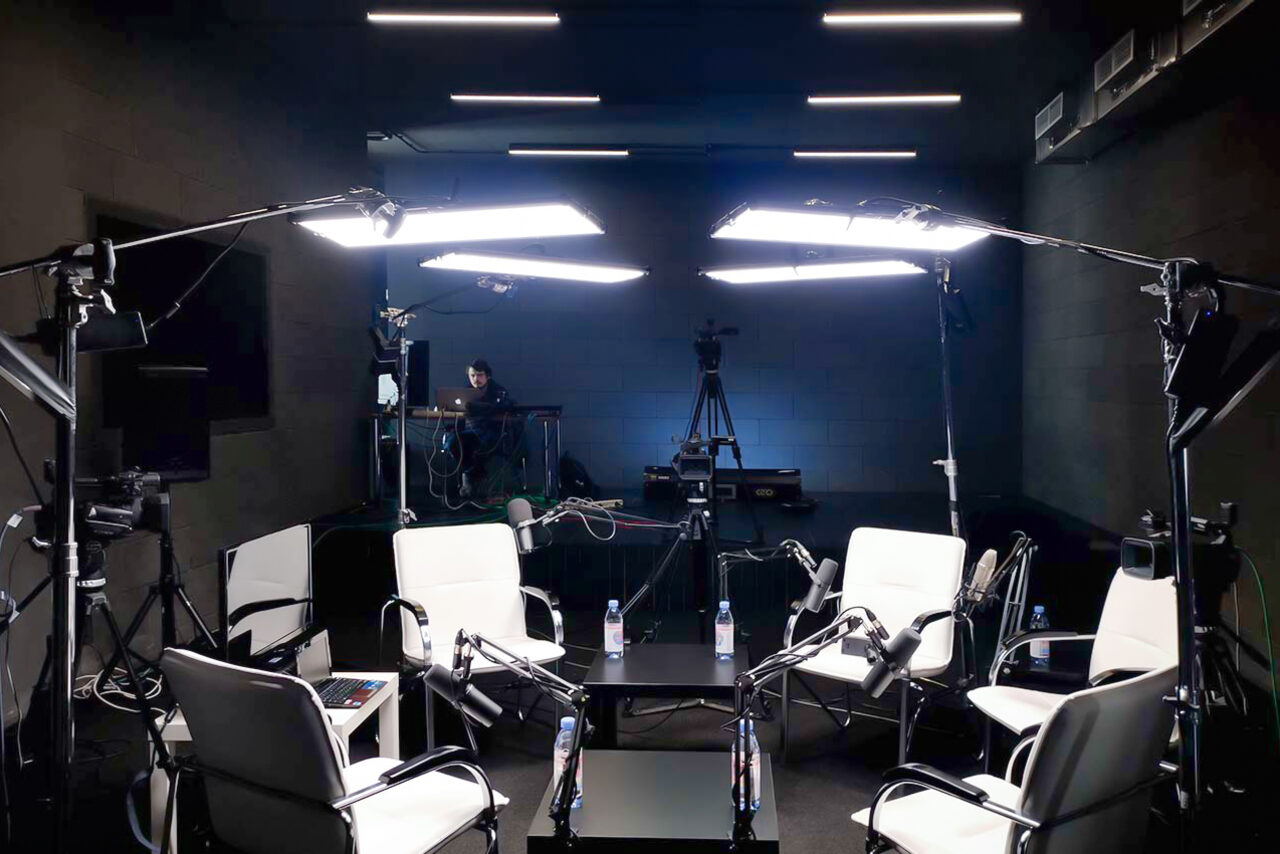 Арендовать Зал со сценой в лофте в центре Москвы