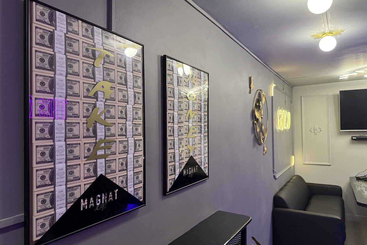 Арендовать Белый лофт-зал с неоном