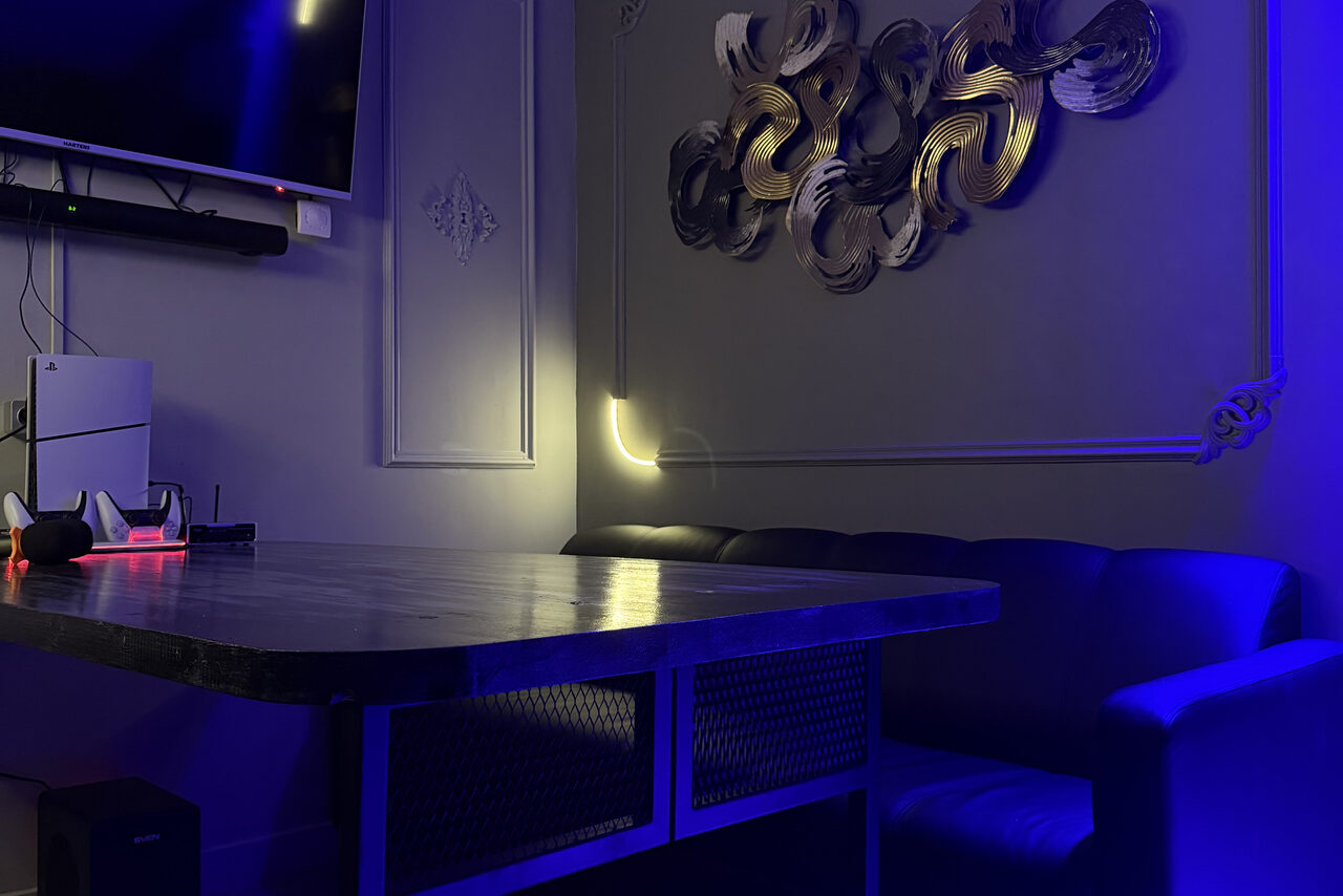 Арендовать Белый лофт-зал с неоном