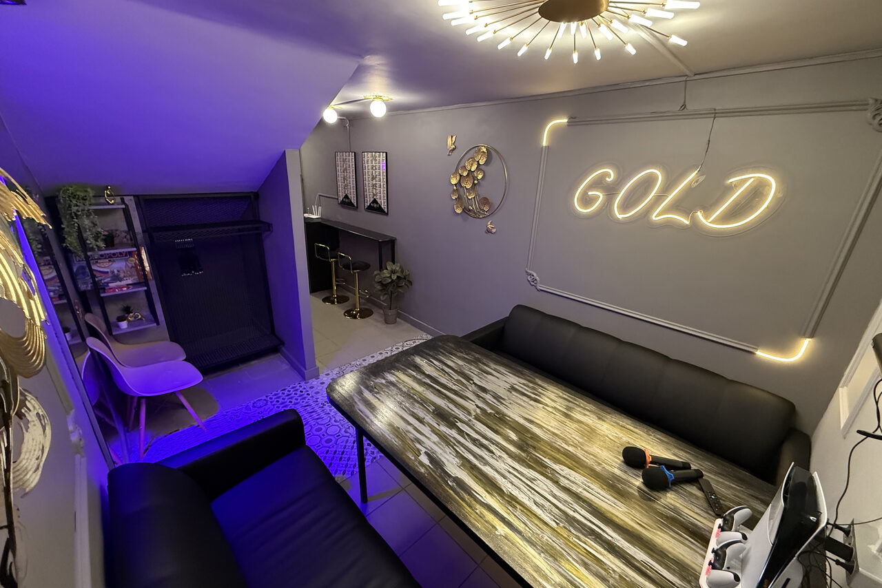 Арендовать Белый лофт-зал с неоном