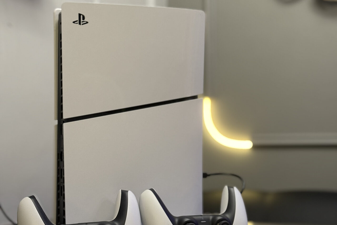 Арендовать Белый лофт-зал с неоном