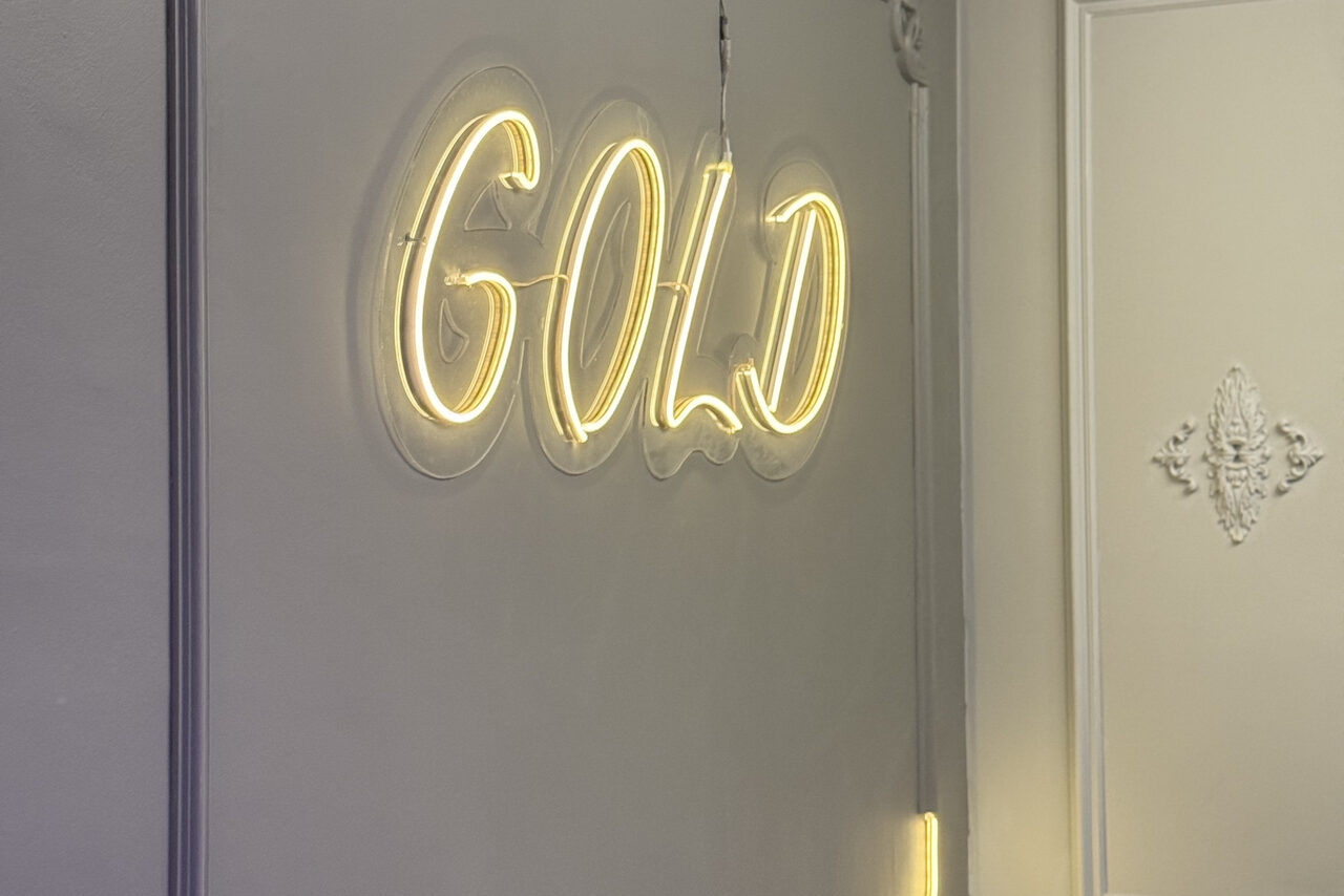 Арендовать Белый лофт-зал с неоном