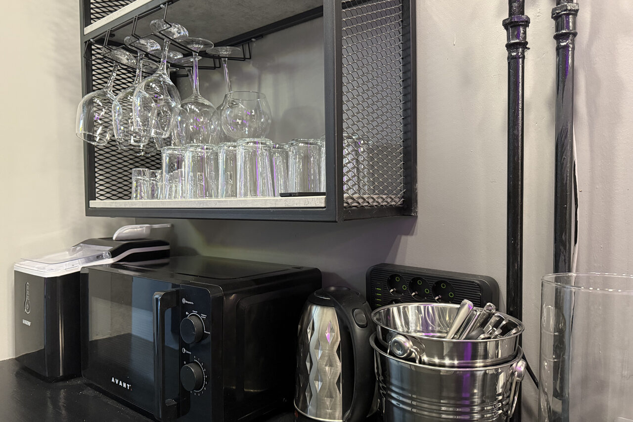 Арендовать Белый лофт-зал с неоном