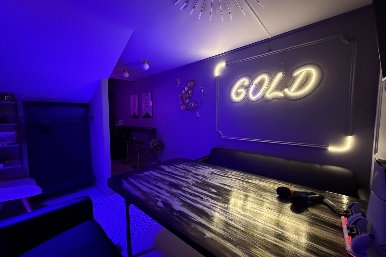 Арендовать Белый лофт-зал с неоном