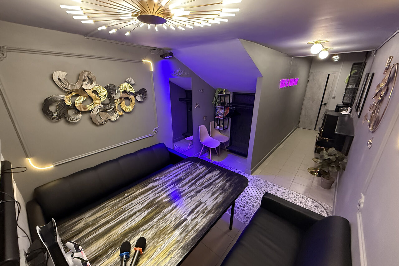 Арендовать Белый лофт-зал с неоном