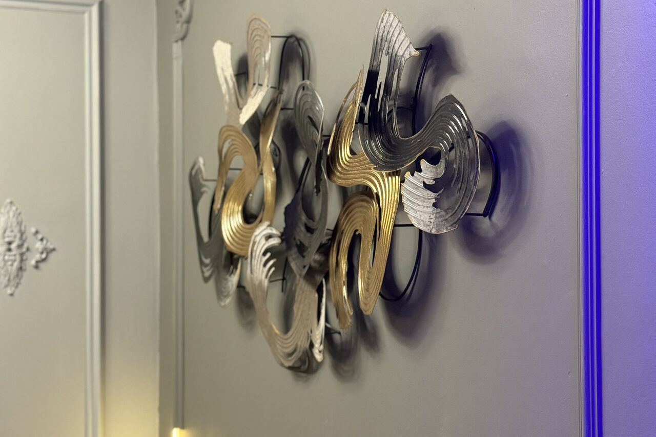 Арендовать Белый лофт-зал с неоном