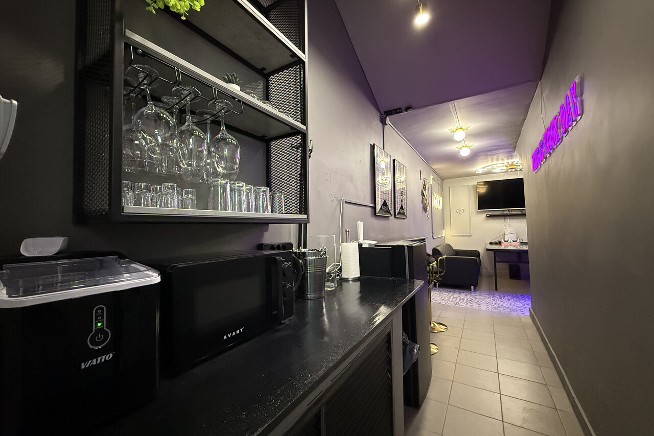 Арендовать Белый лофт-зал с неоном