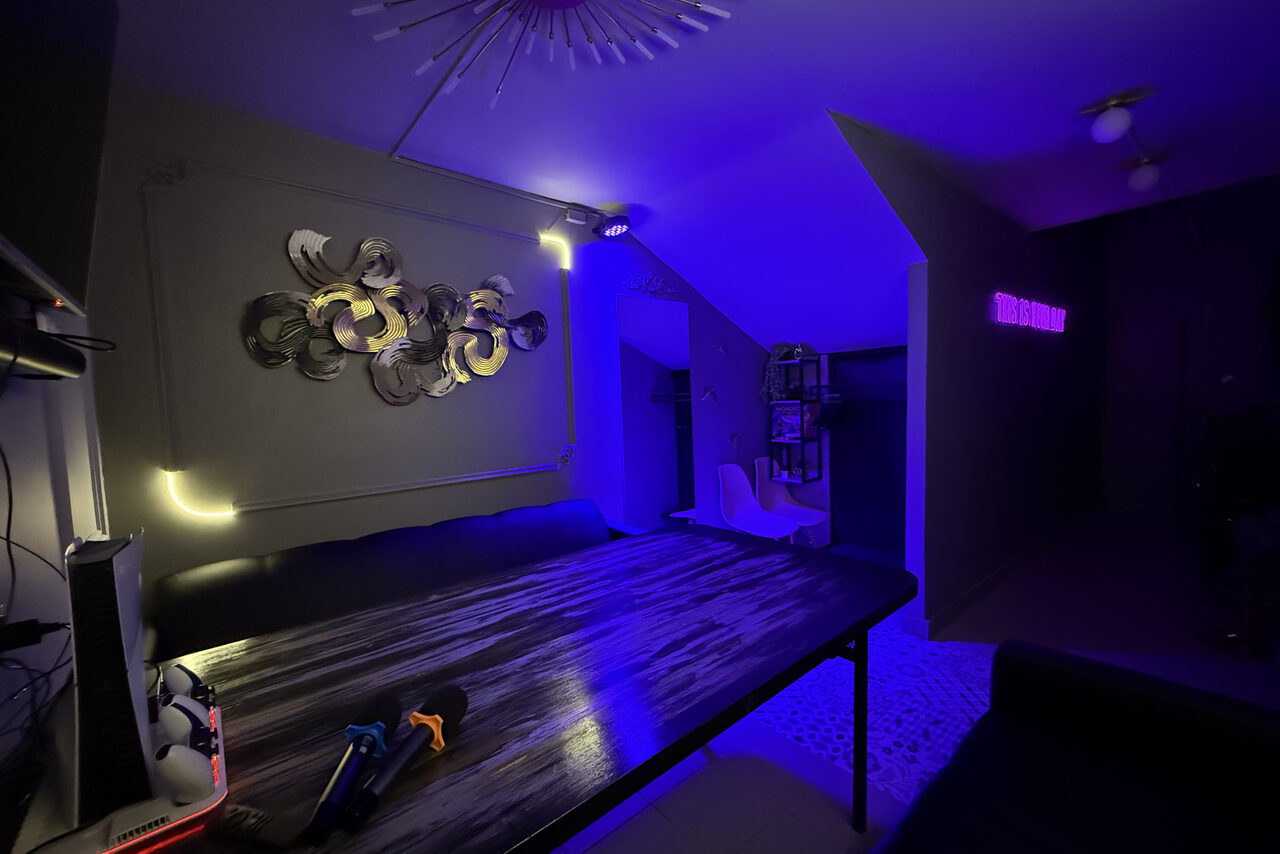 Арендовать Белый лофт-зал с неоном