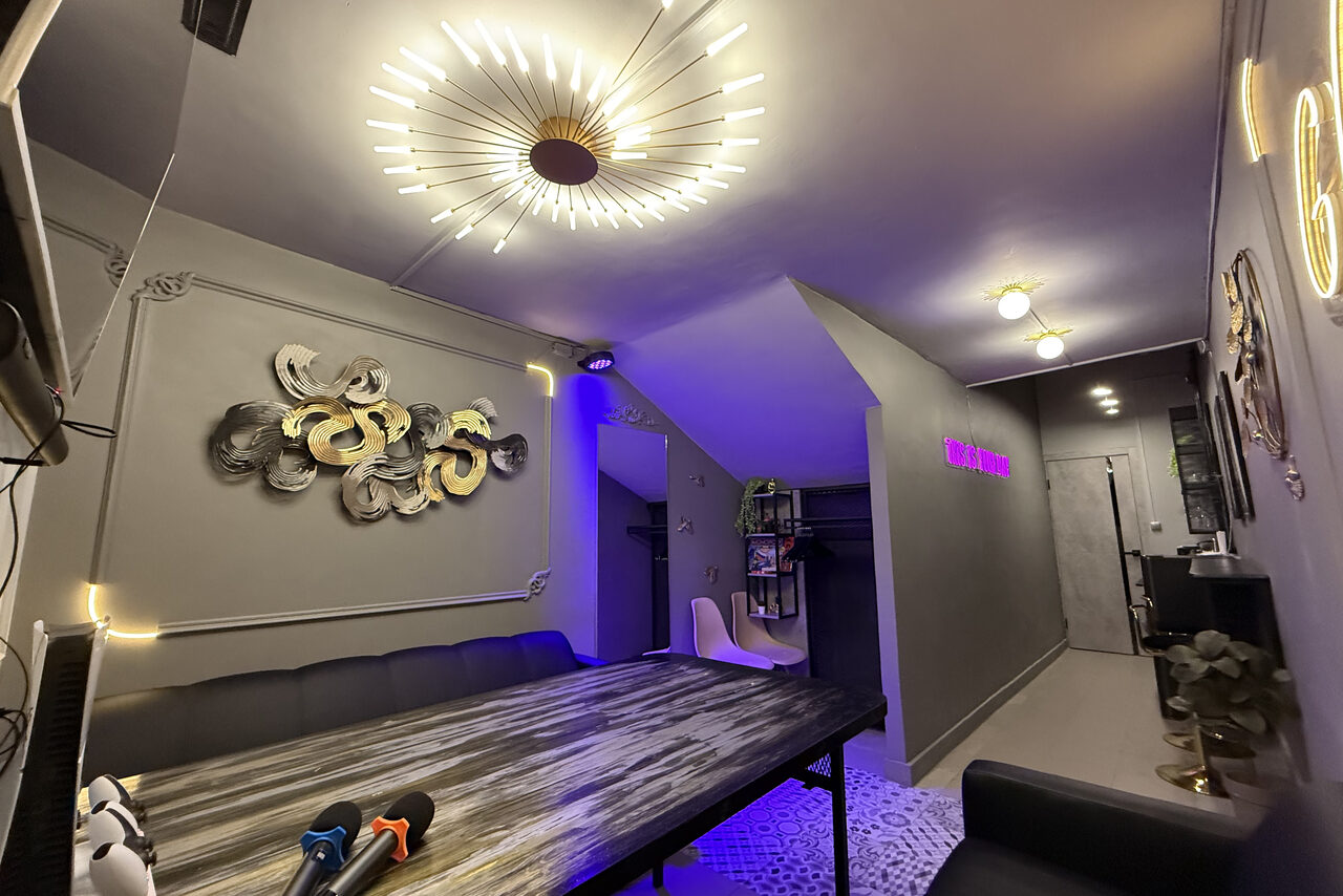 Арендовать Белый лофт-зал с неоном