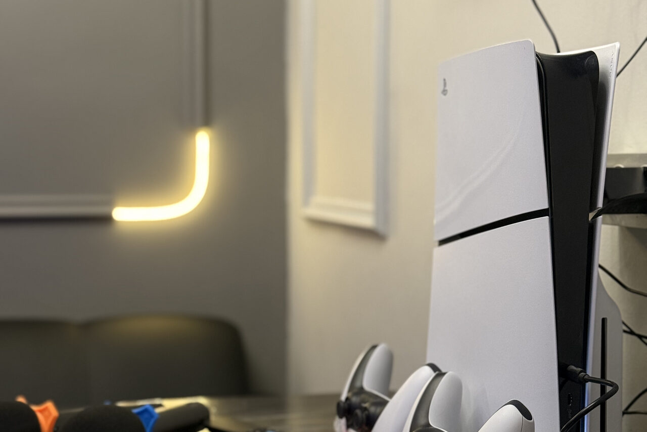 Арендовать Белый лофт-зал с неоном