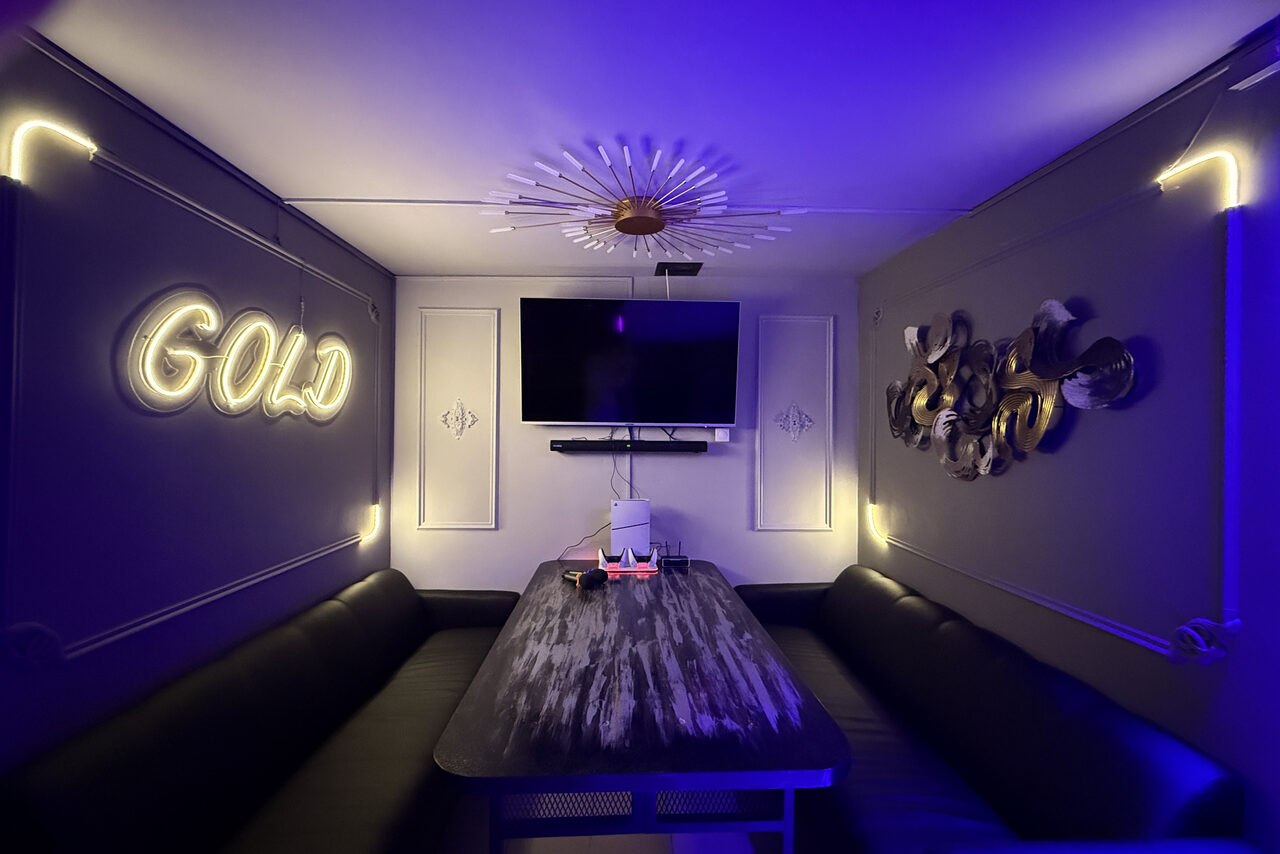 Арендовать Белый лофт-зал с неоном