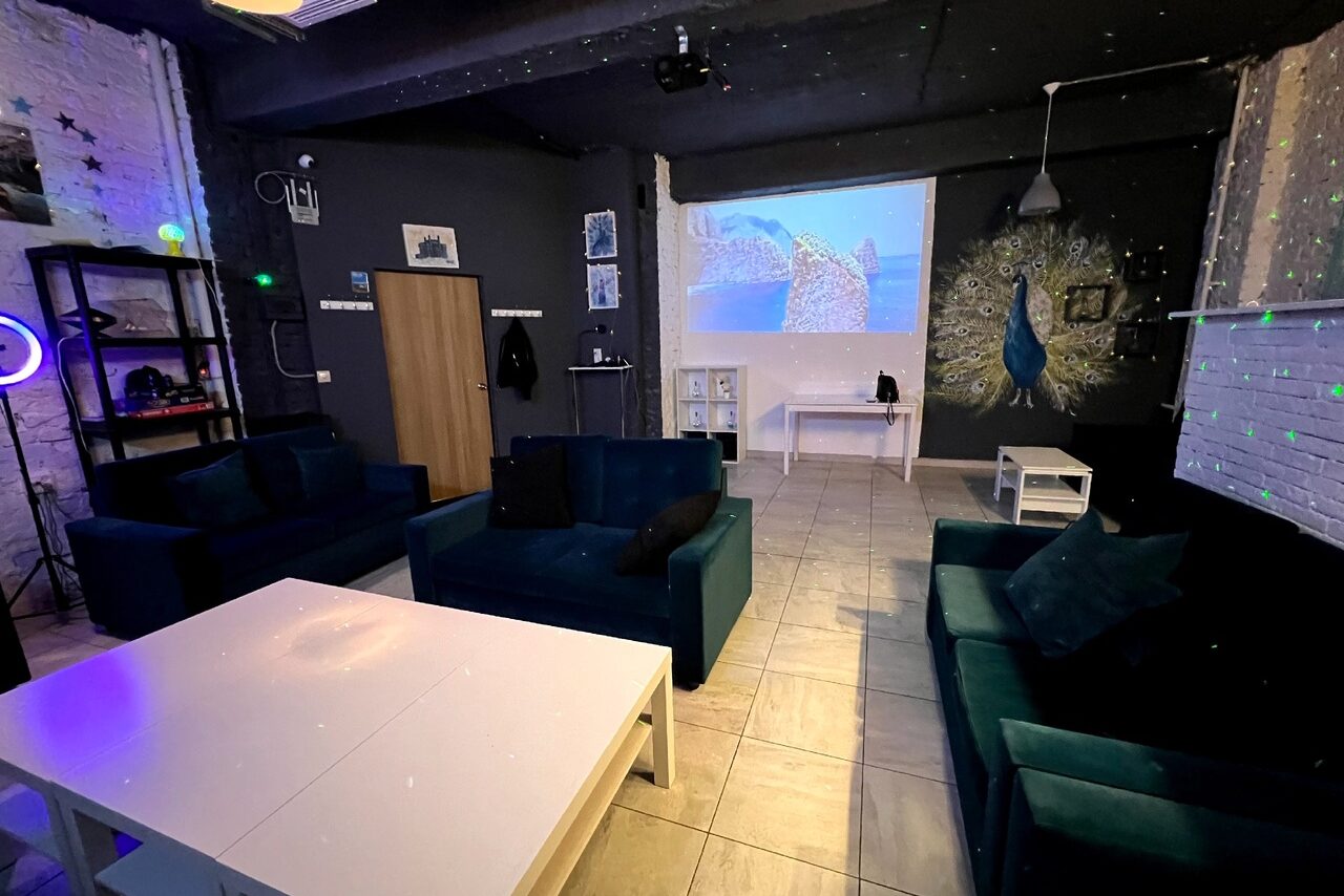 Арендовать Уютный лофт-зал с караоке