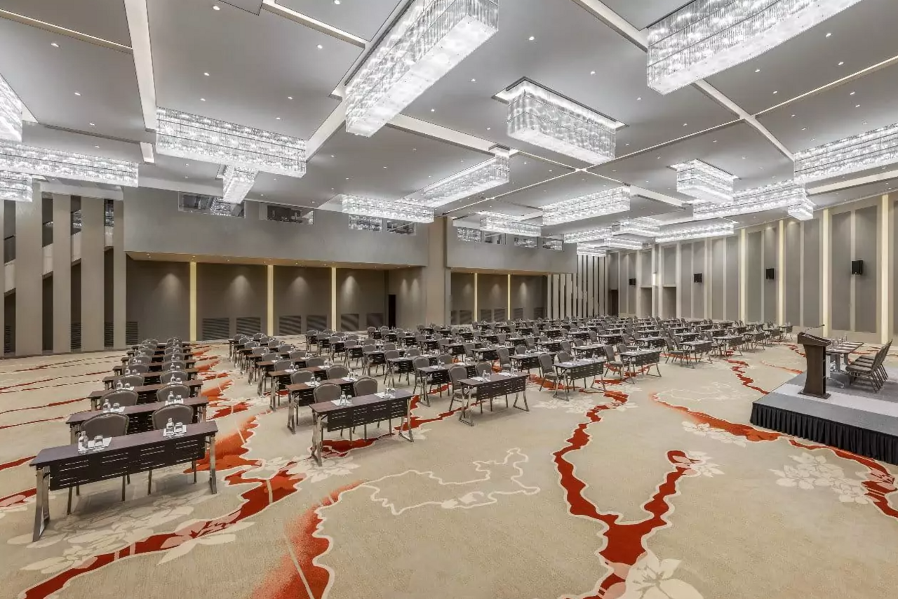Арендовать Soluxe Hotel Moscow Просторный зал с высокими потолками