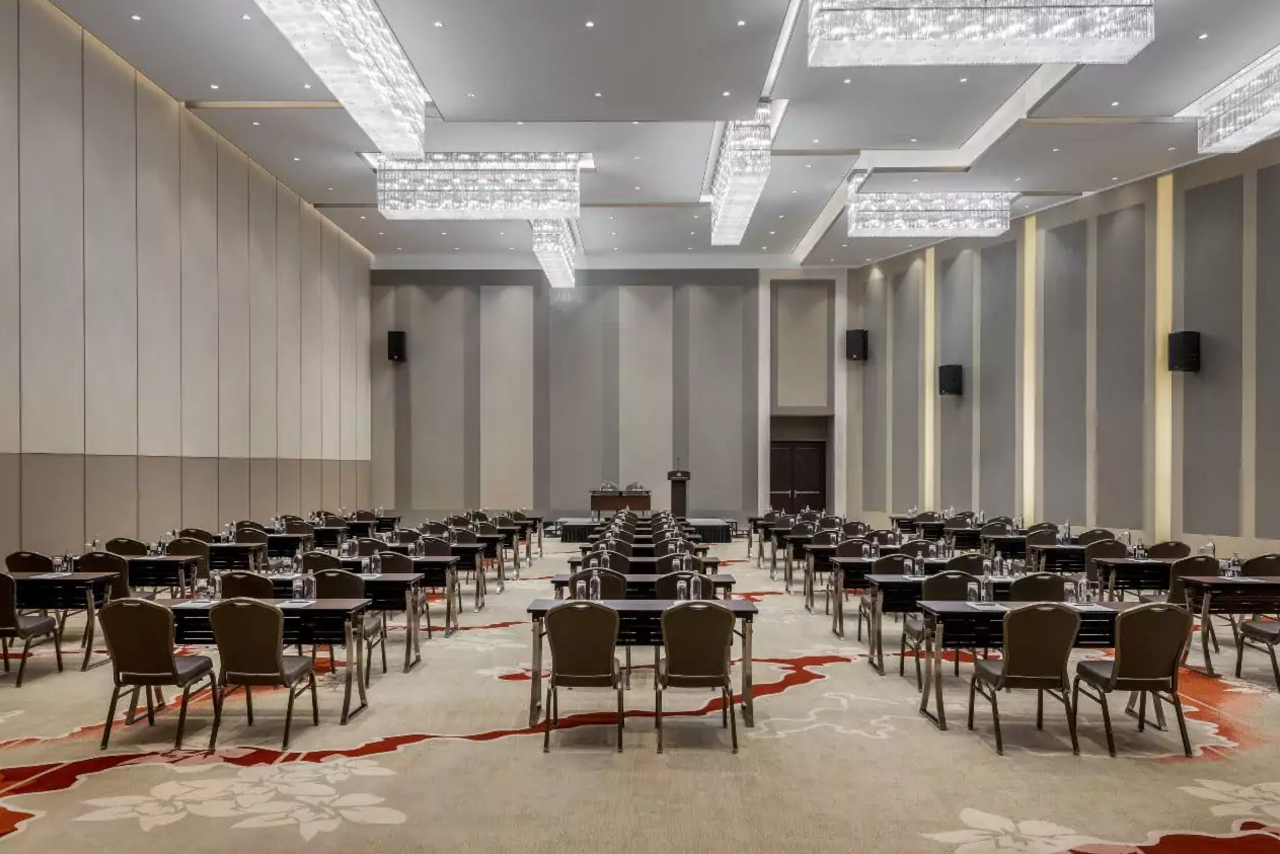 Арендовать Soluxe Hotel Moscow Просторный зал с высокими потолками