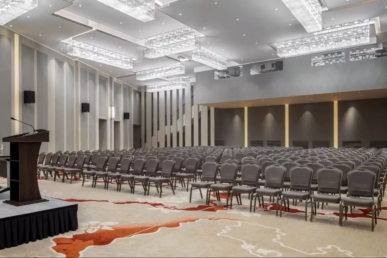Арендовать Soluxe Hotel Moscow Просторный зал с высокими потолками