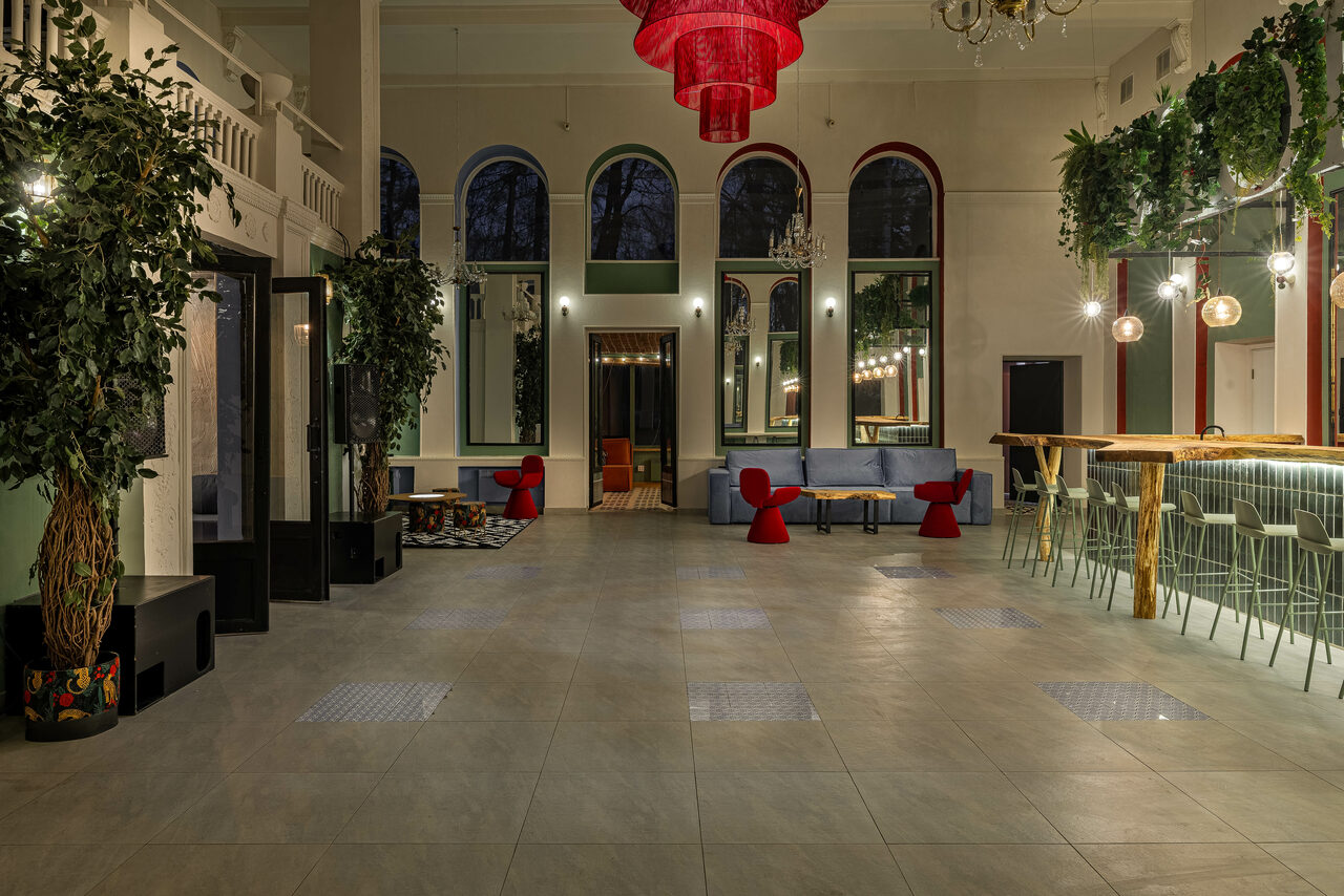 Арендовать Просторный и светлый лофт с панорамным видом в парк