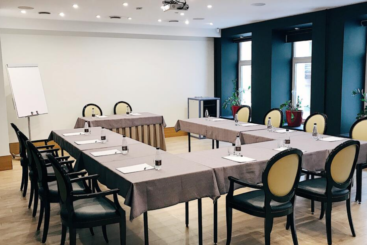 Арендовать Многофункциональный зал в черно-белых тонах