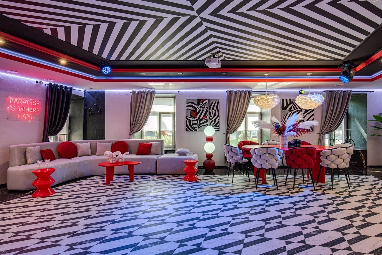 Арендовать Дизайнерский лофт-зал с барной стойкой