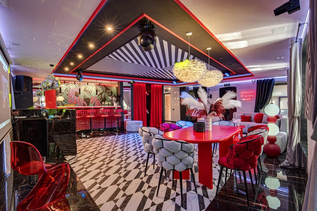 Арендовать Дизайнерский лофт-зал с барной стойкой