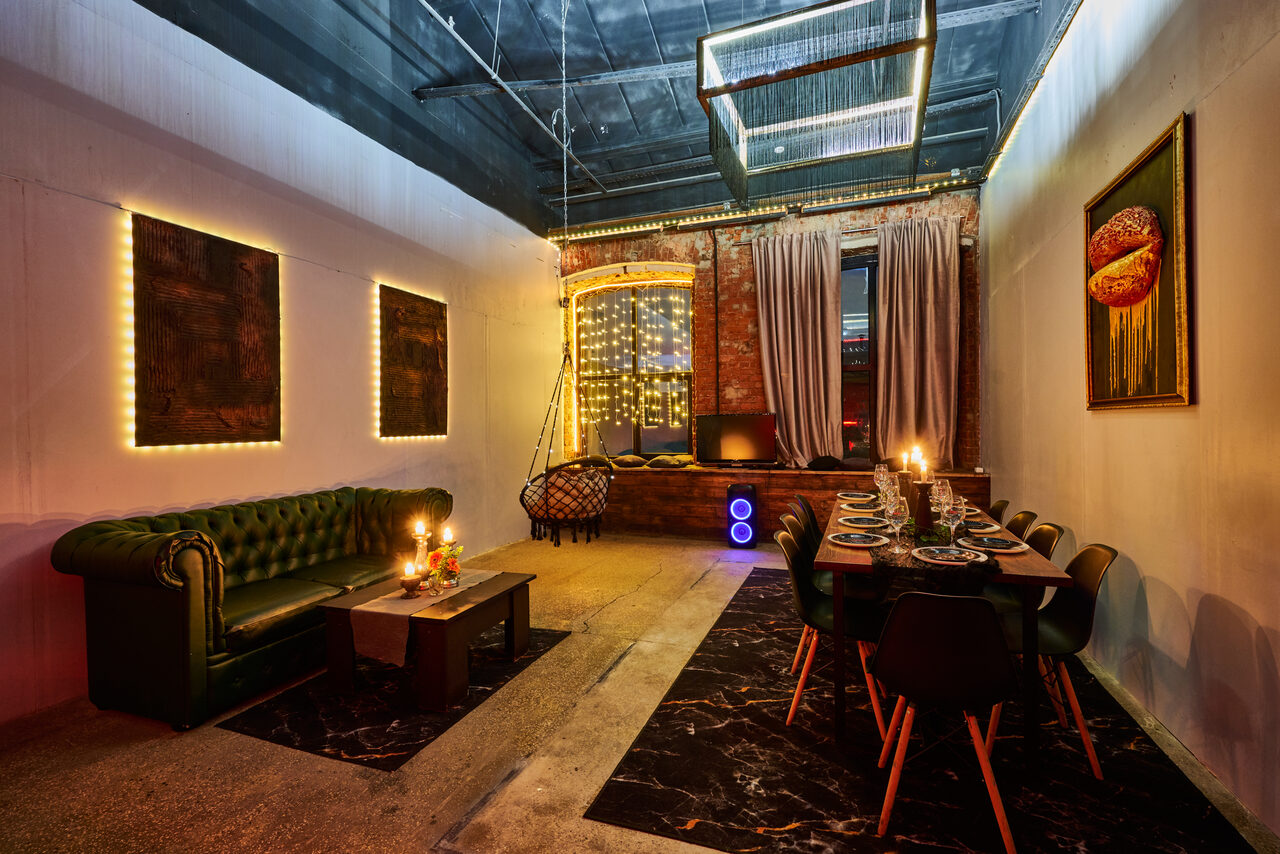 Арендовать Двухуровневый лофт с неоном