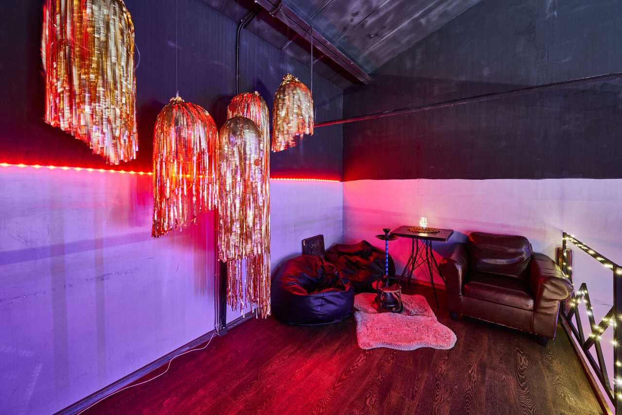 Арендовать Двухуровневый лофт с неоном