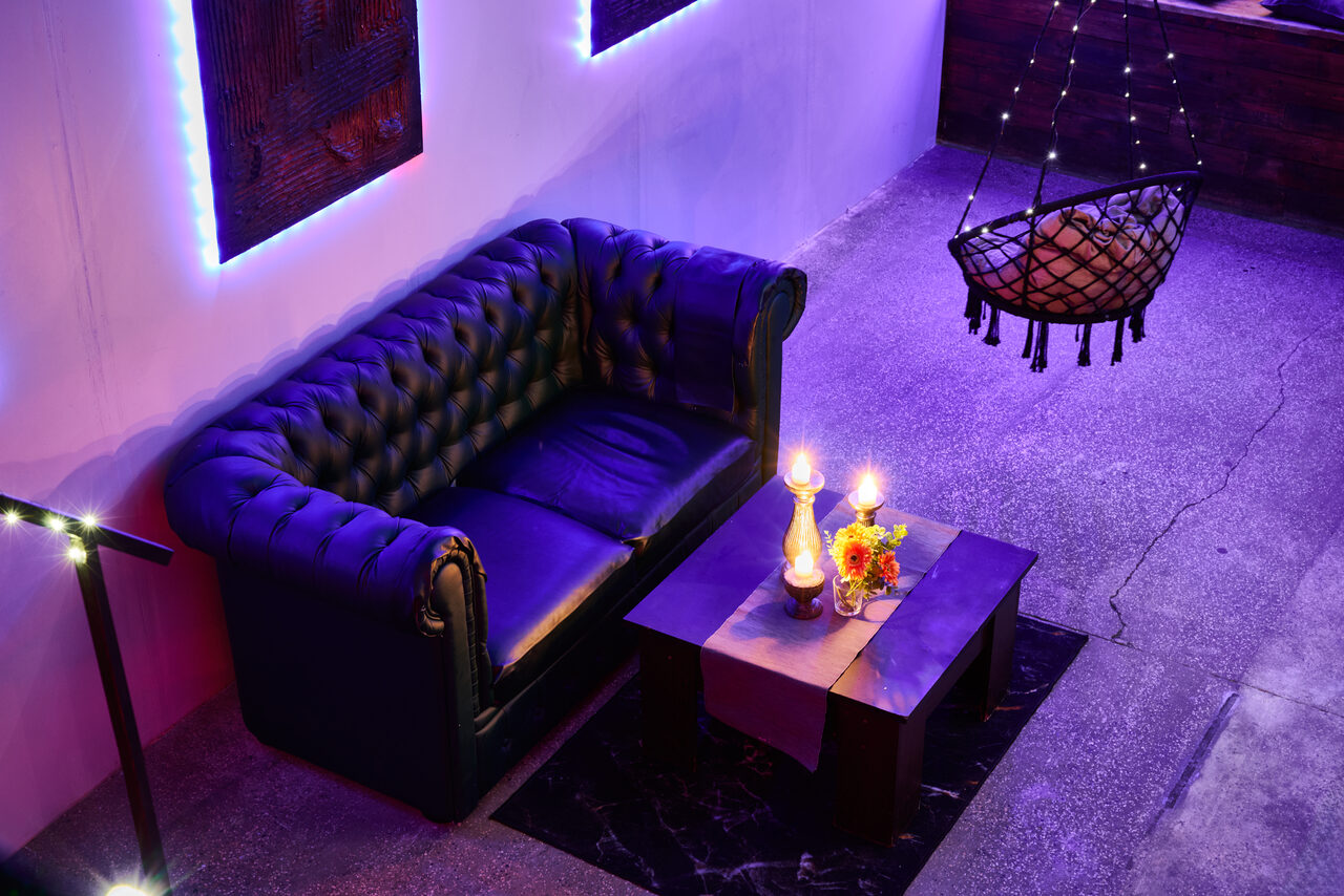 Арендовать Двухуровневый лофт с неоном