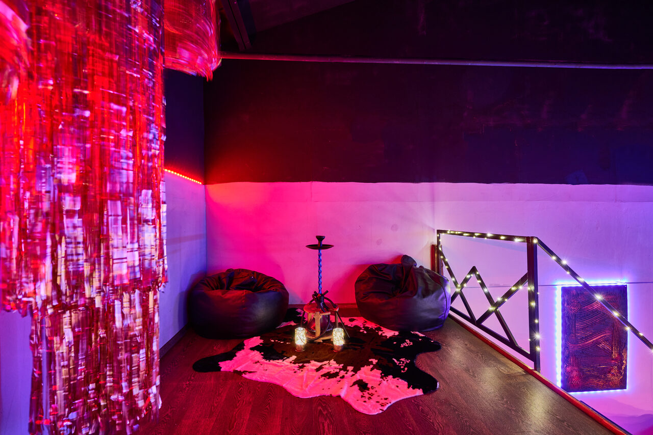 Арендовать Двухуровневый лофт с неоном