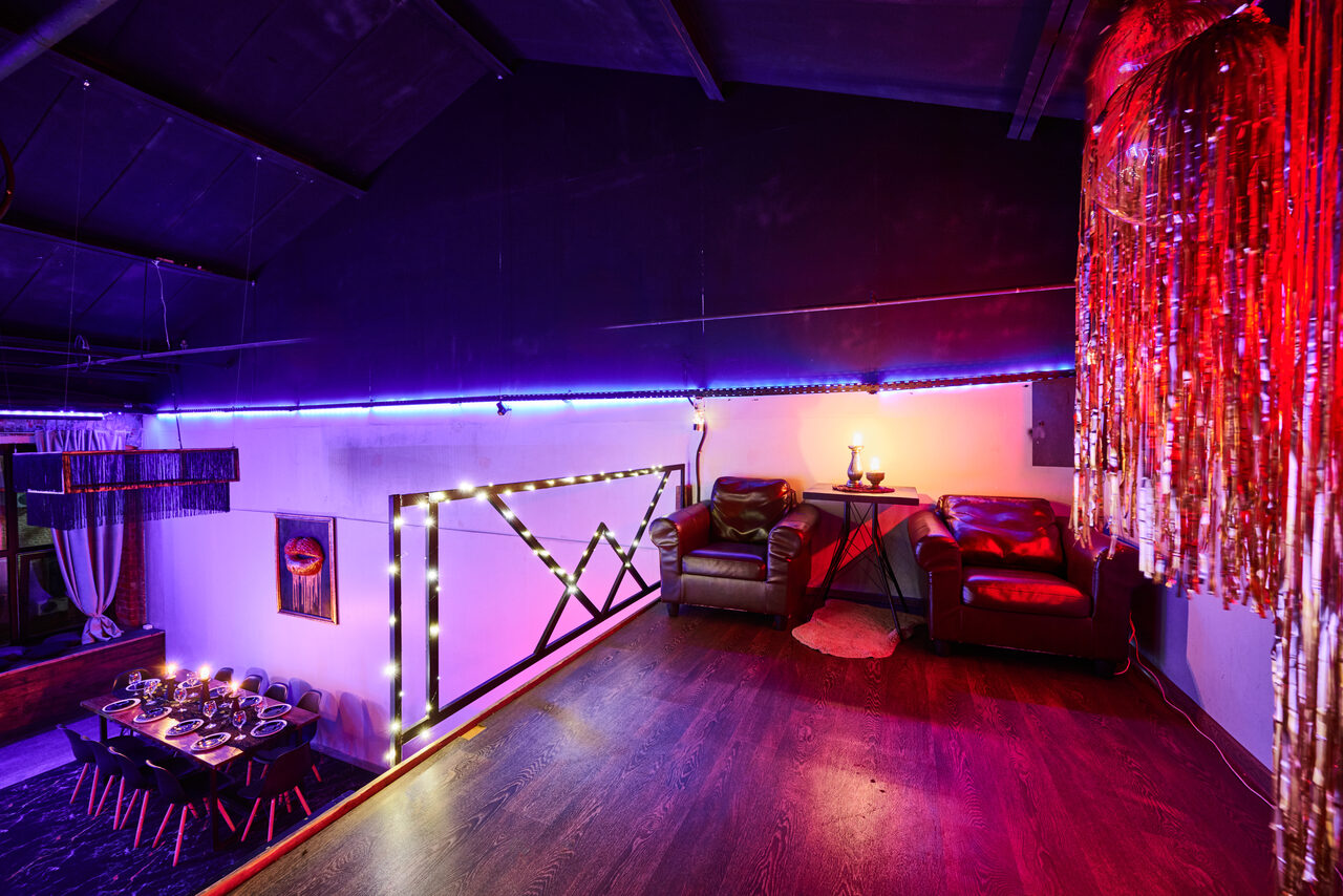 Арендовать Двухуровневый лофт с неоном