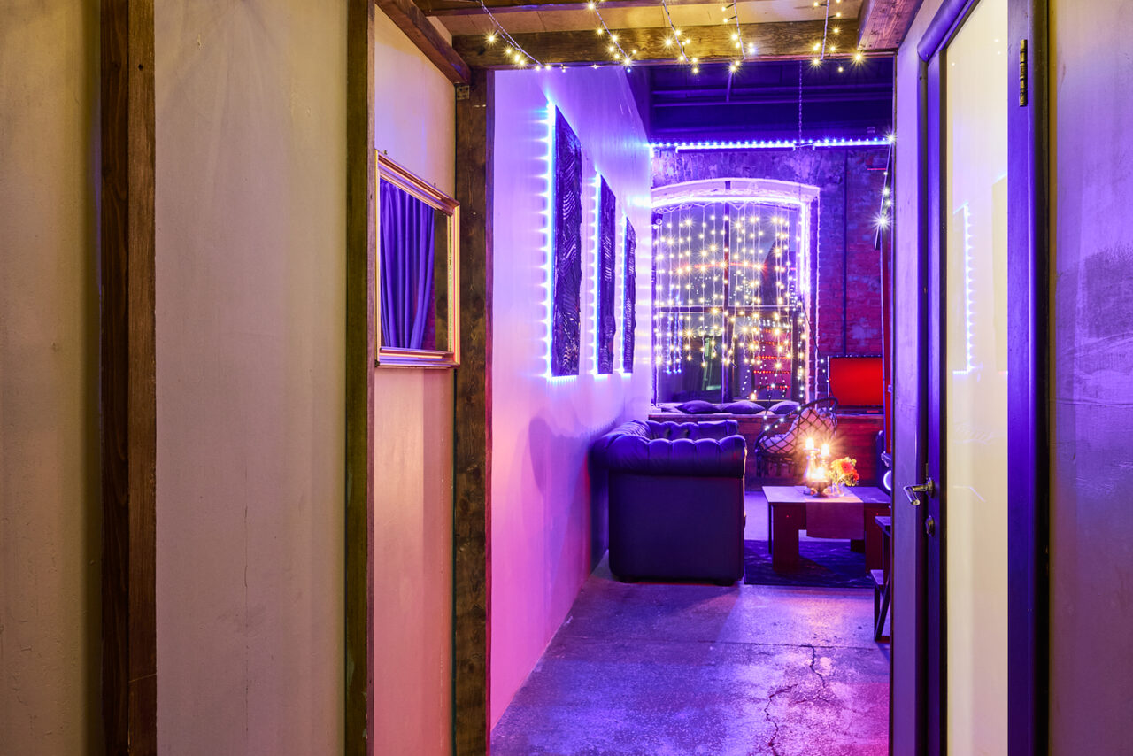 Арендовать Двухуровневый лофт с неоном