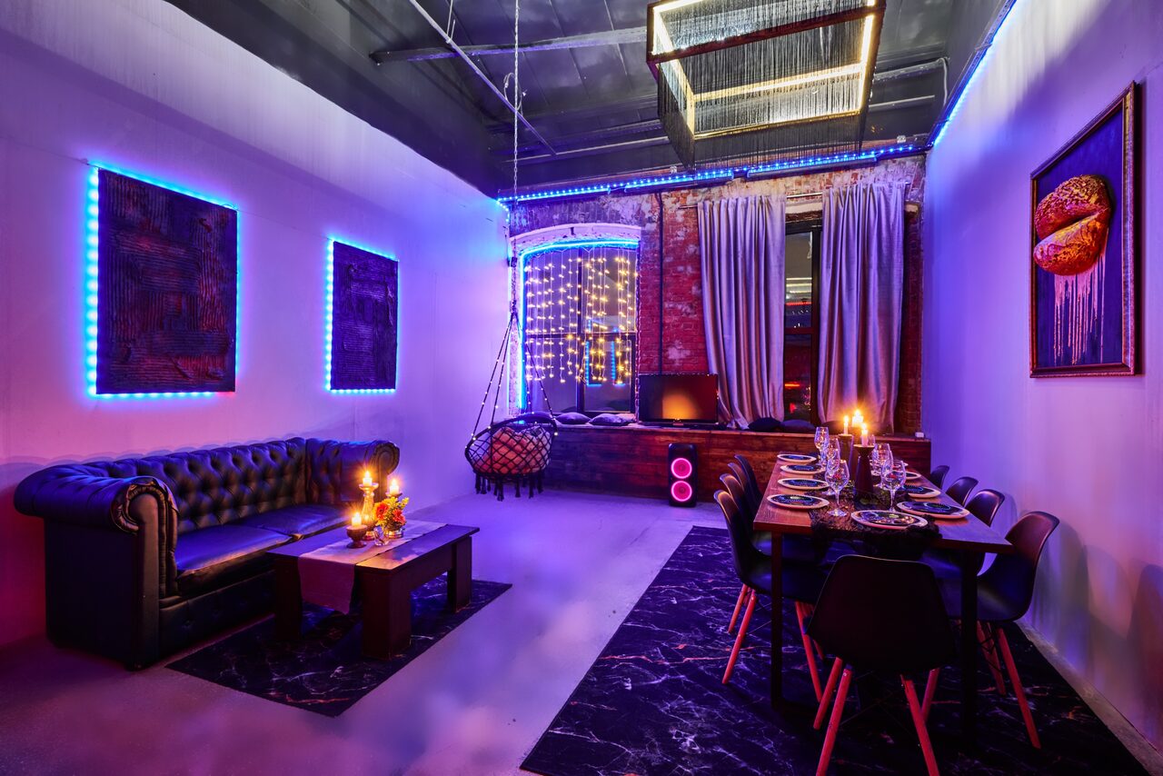 Арендовать Двухуровневый лофт с неоном