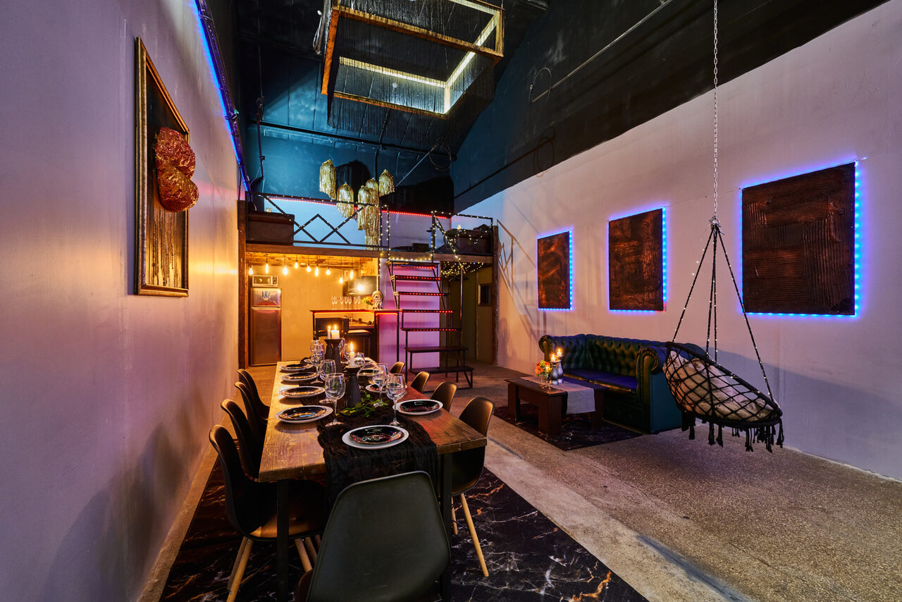 Арендовать Двухуровневый лофт с неоном