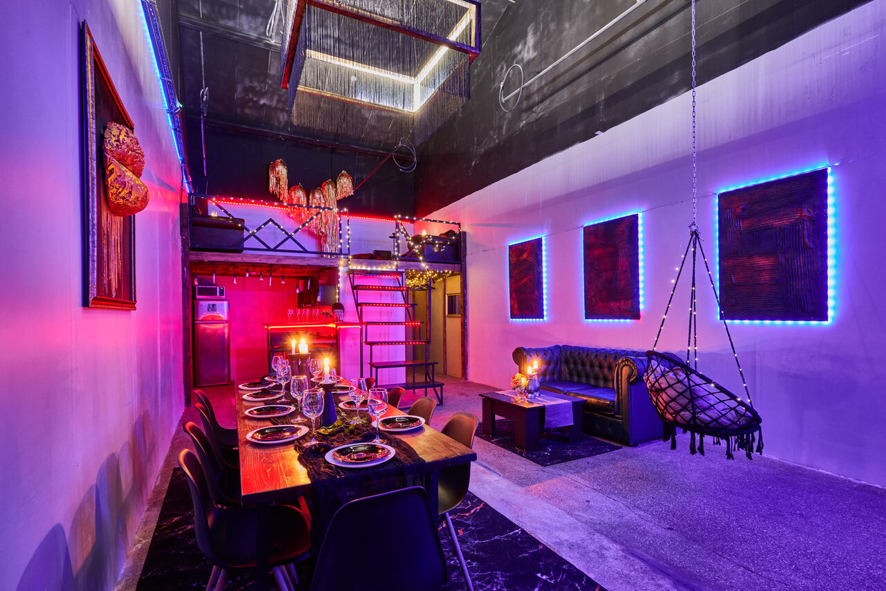 Арендовать Двухуровневый лофт с неоном