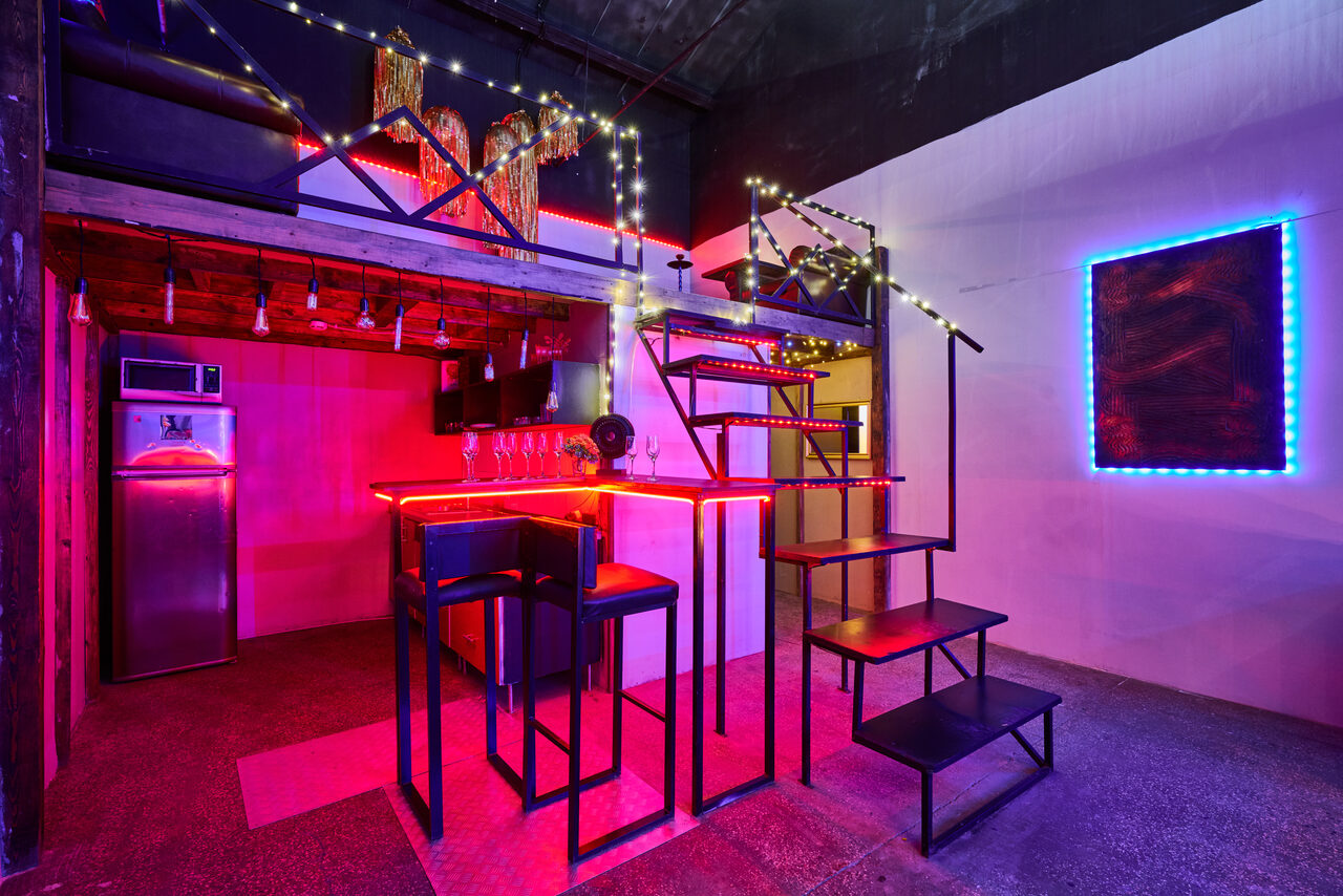 Арендовать Двухуровневый лофт с неоном