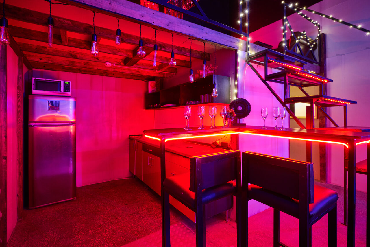 Арендовать Двухуровневый лофт с неоном