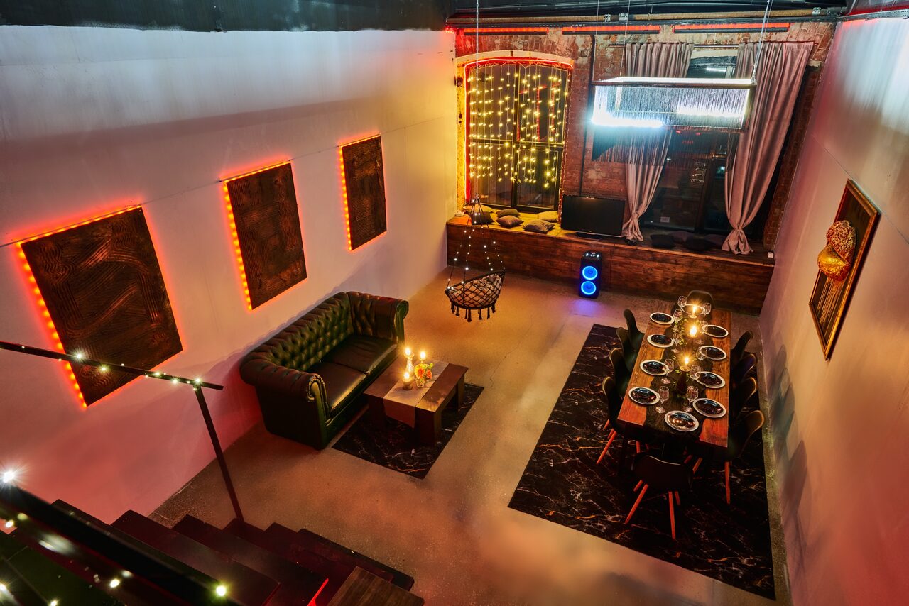 Арендовать Двухуровневый лофт с неоном