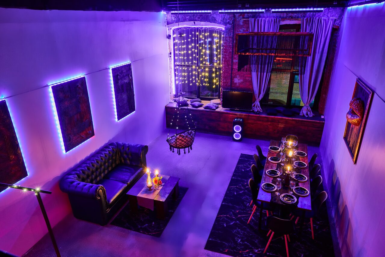 Арендовать Двухуровневый лофт с неоном