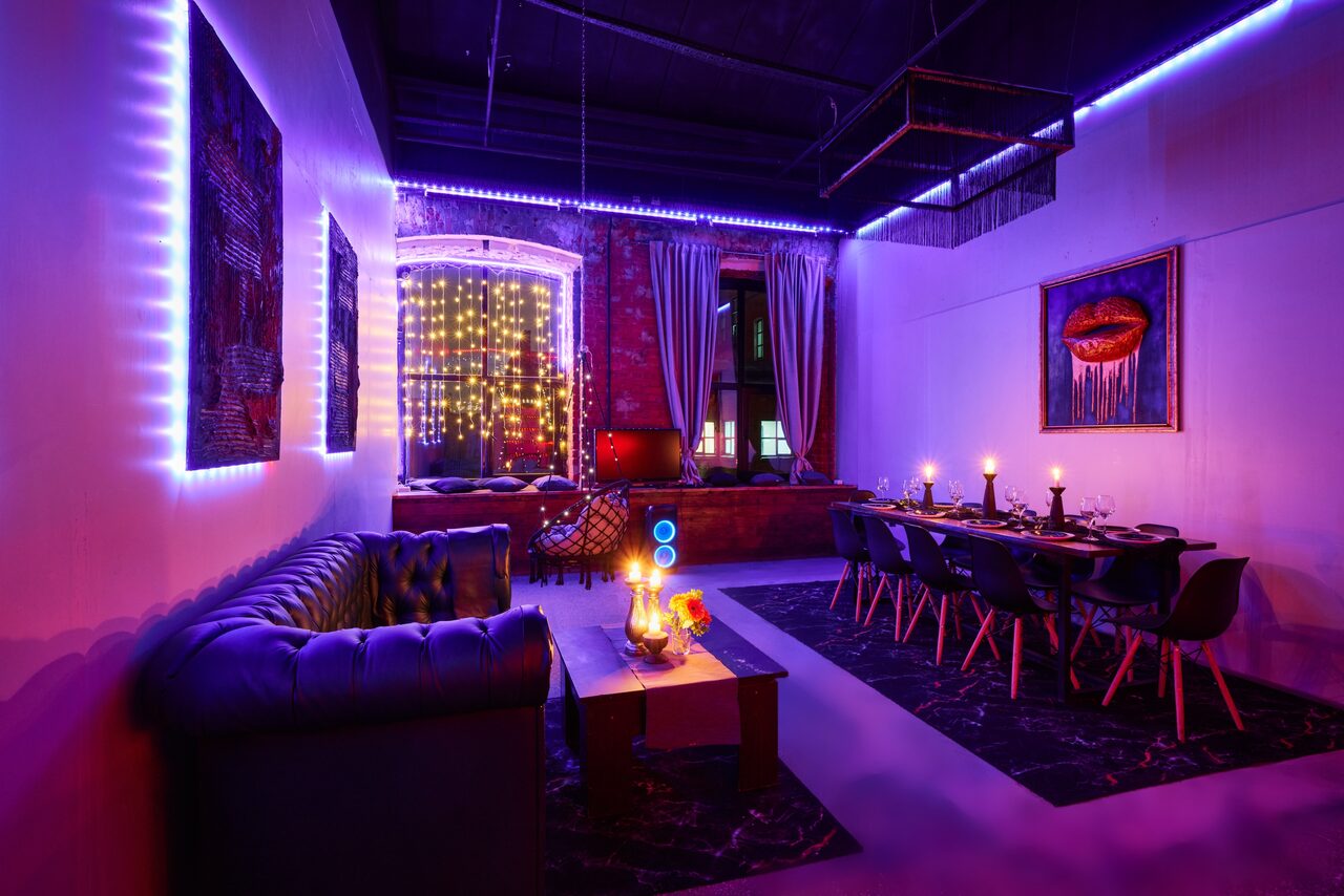 Арендовать Двухуровневый лофт с неоном