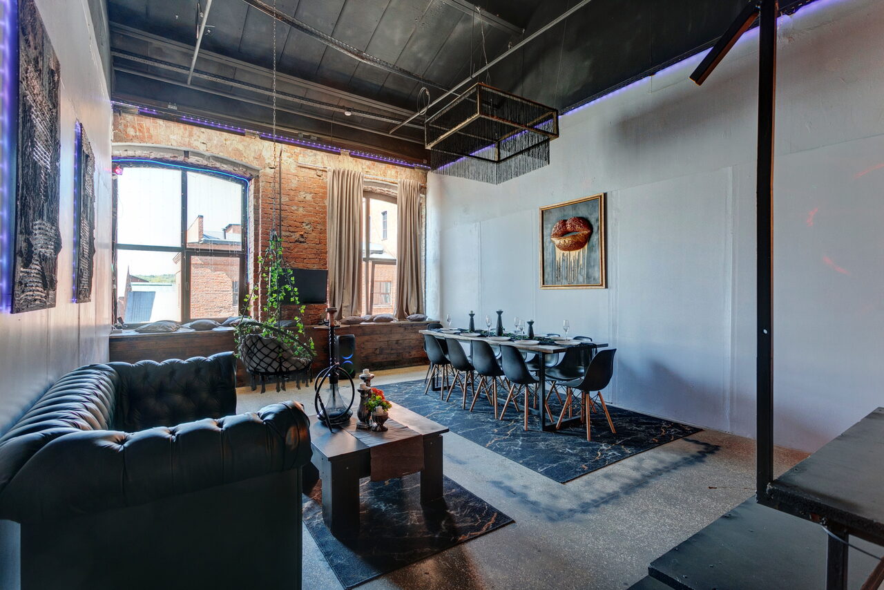 Арендовать Двухуровневый лофт с неоном