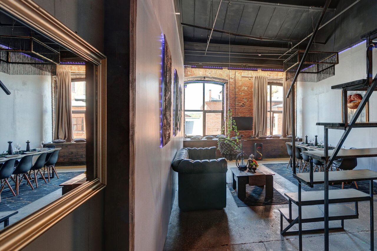 Арендовать Двухуровневый лофт с неоном