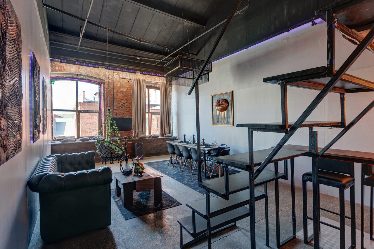 Арендовать Двухуровневый лофт с неоном