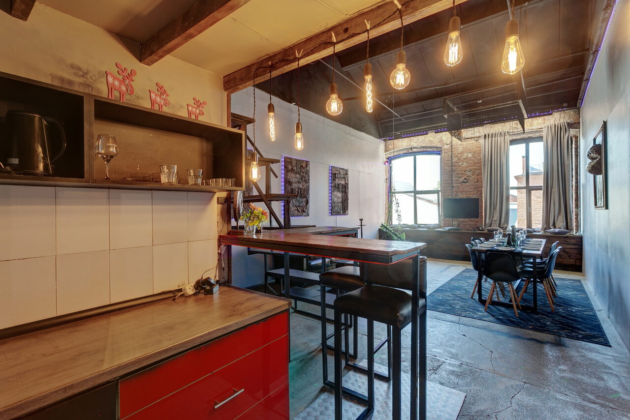 Арендовать Двухуровневый лофт с неоном