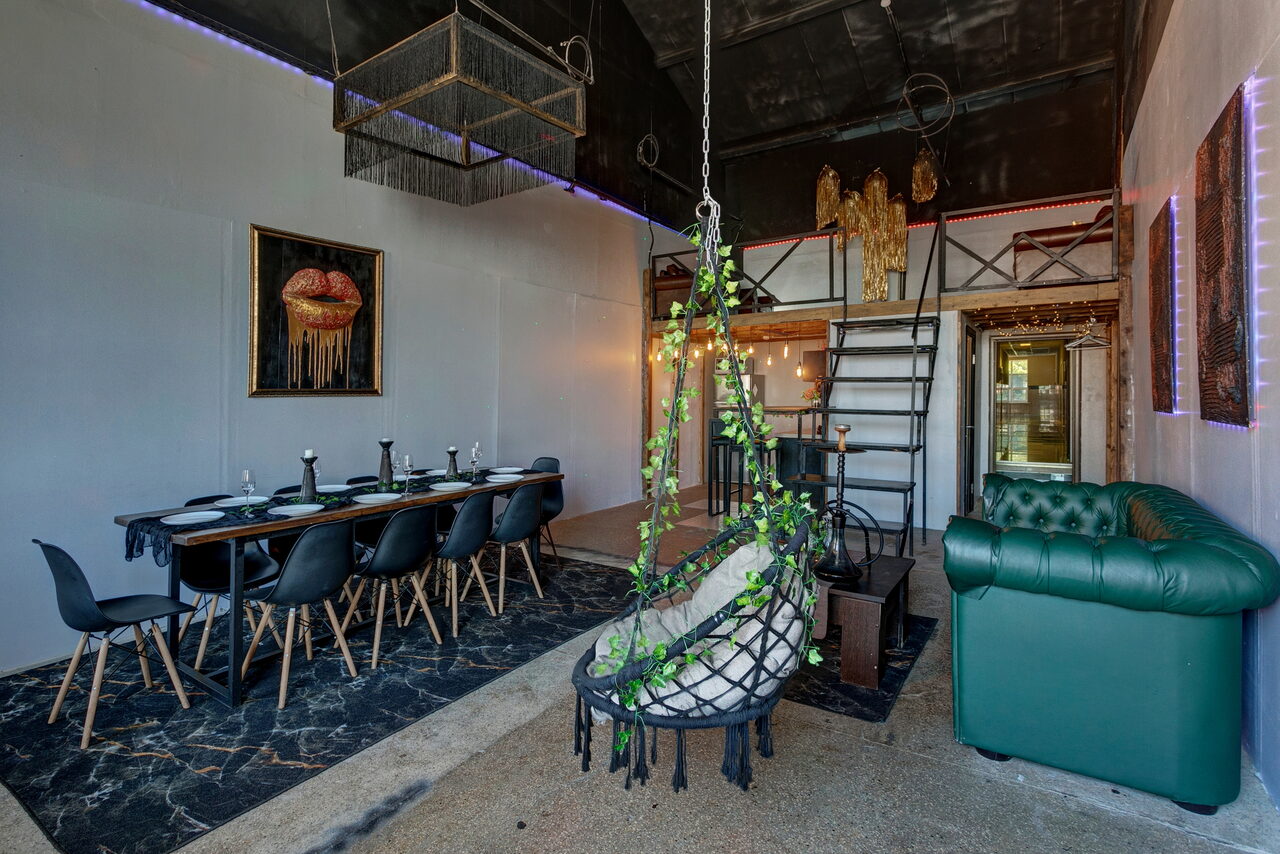 Арендовать Двухуровневый лофт с неоном