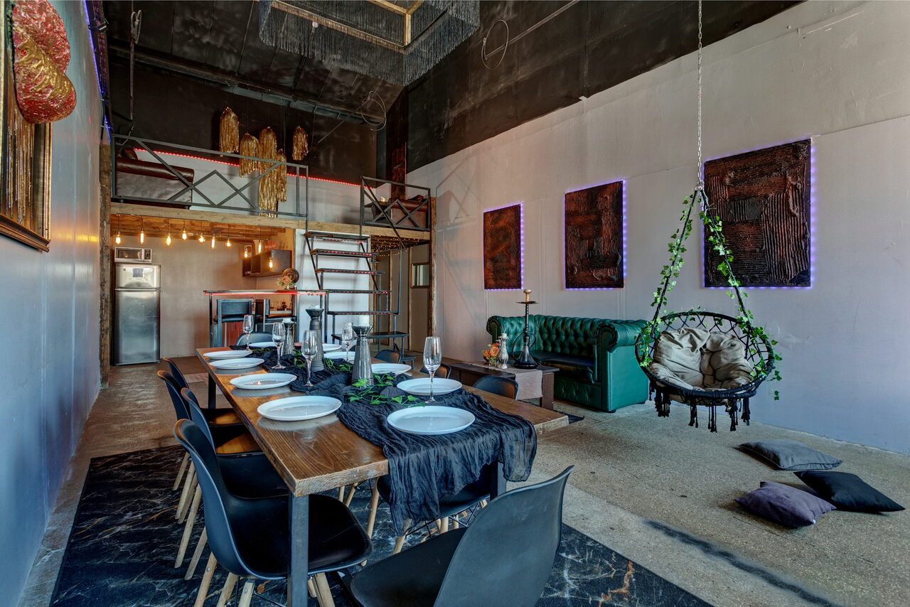 Арендовать Двухуровневый лофт с неоном