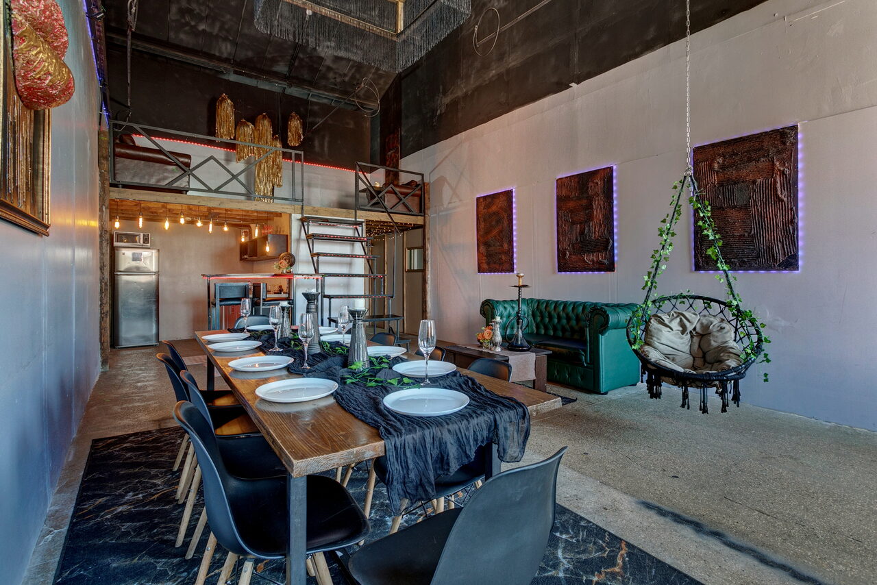 Арендовать Двухуровневый лофт с неоном