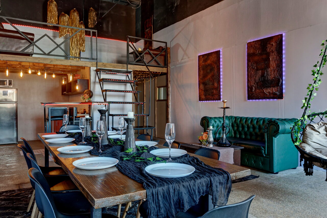 Арендовать Двухуровневый лофт с неоном