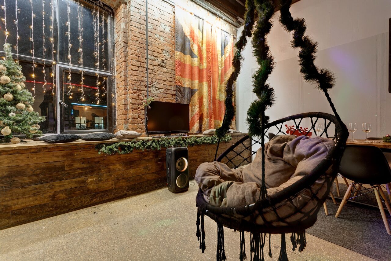 Арендовать Двухуровневый лофт с неоном