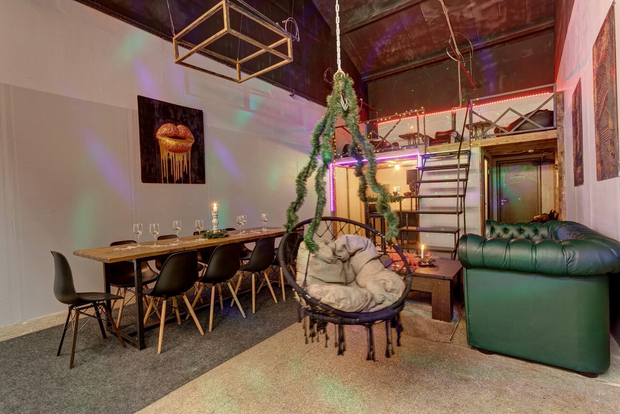 Арендовать Двухуровневый лофт с неоном