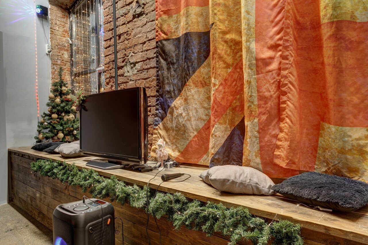 Арендовать Двухуровневый лофт с неоном