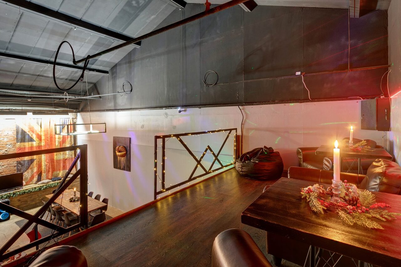 Арендовать Двухуровневый лофт с неоном