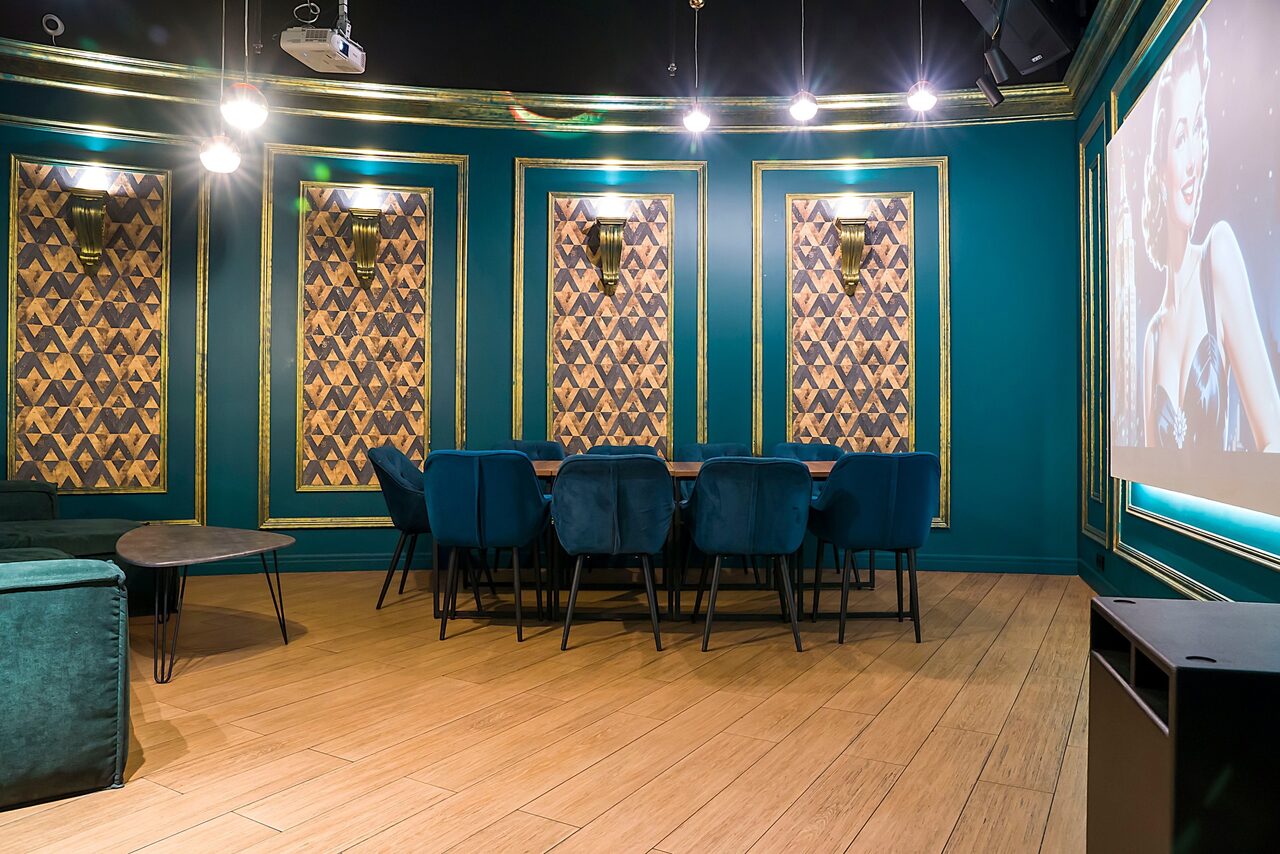 Арендовать Просторный лофт-зал с экраном